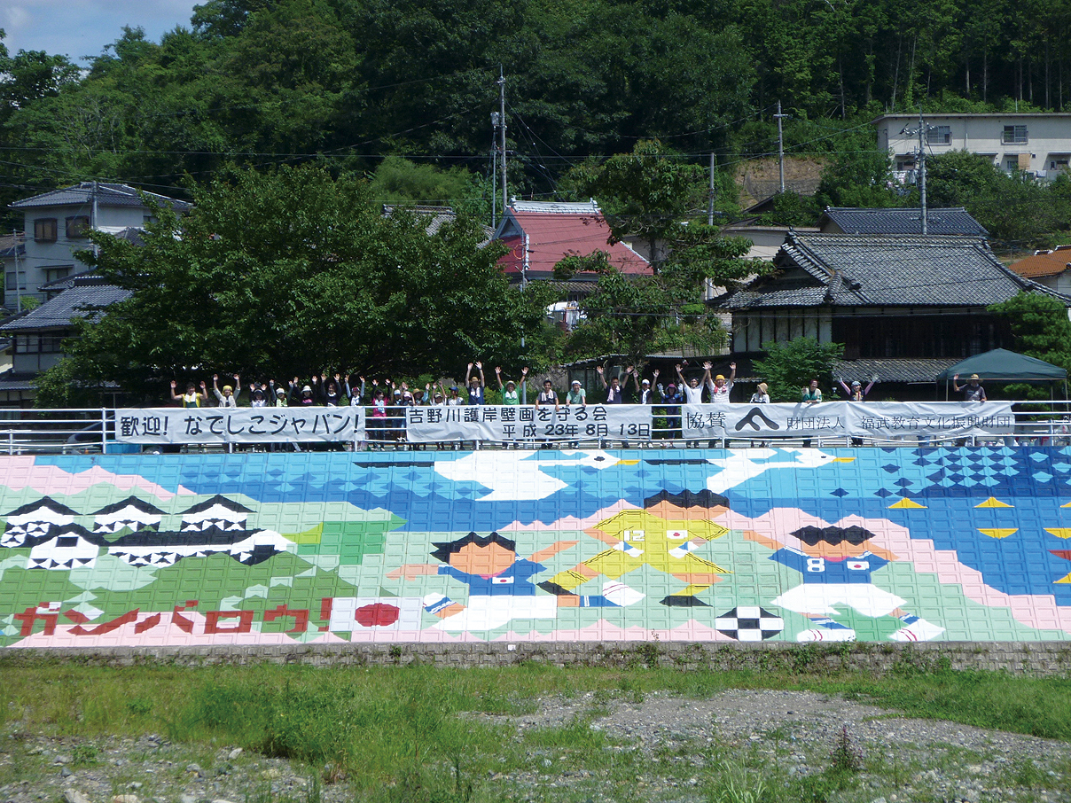 吉野川護岸の巨大壁画を塗り替え、美作・湯郷地域のPR及びなでしこ 
