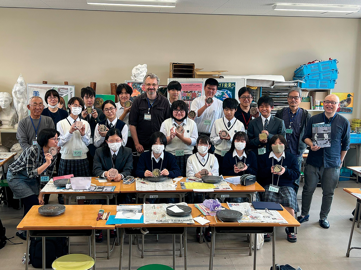 邑久高校の生徒と一緒に、学校の壁に「ズグラッフィート」作品を実現